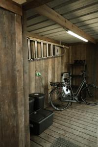 ein Fahrrad, das auf einem Holzboden in einem Zimmer abgestellt ist in der Unterkunft Chalet WILD in Geel