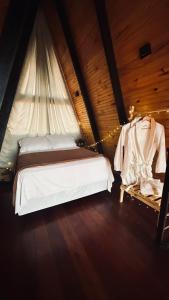 a bed in a room with a wooden ceiling at Fabulosas da Serra in Monte das Gameleiras