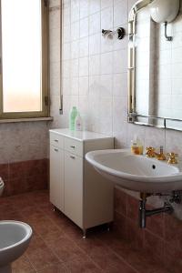 une salle de bain avec un lavabo et des toilettes dans l'établissement Guesthouse Stazione Pisa Centro, à Pise