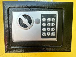 a close up of a remote control on a table at Quarto 1 econômico Centro Itajaí in Itajaí