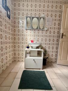 a bathroom with a white sink and a sink at Quarto 1 econômico Centro Itajaí in Itajaí