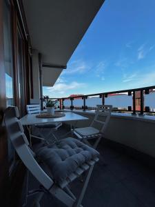 a table and chairs on a balcony with a view at Apartamento en Ajo, La Marina de Ajo in Ajo