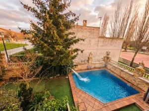 ein Swimmingpool mit Springbrunnen im Garten in der Unterkunft Casa El Pedernal in Basardilla