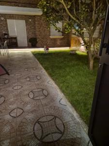 a backyard with a tiled walkway and a yard at APARTAMENTO COSTA CANTABRIA in Cuchia