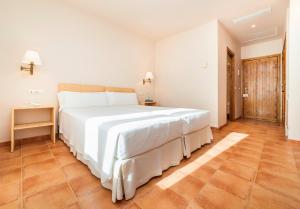 Łóżko lub łóżka w pokoju w obiekcie Son Corb Boutique Hotel