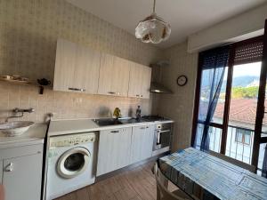 a kitchen with a washing machine and a sink at appartamento la conchiglia in Rapallo