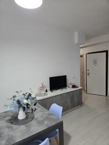 a living room with a table with a vase of flowers at Casa Roncalli 19-A in Foligno