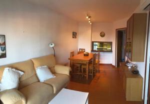 a living room with a couch and a table at Coma-ruga in Comarruga