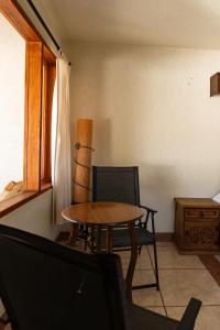 ein Wohnzimmer mit einem Tisch und einem Stuhl in der Unterkunft Hotel Morada de Paz in Colorines + 6 Fotos