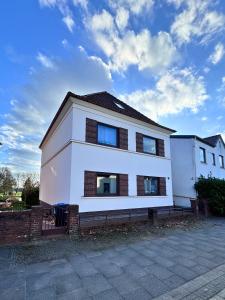 a white house with windows on the side of it at Weserblick Hafen-Villa-Bremen in Bremen