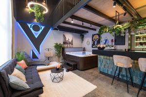 a living room with a couch and a bar at R2 apartman in Kecskemét