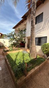 a palm tree in front of a house at Sobrado de lazer rita in Aparecida de Goiânia