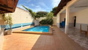 a swimming pool in a backyard with a house at Sobrado de lazer rita in Aparecida de Goiânia