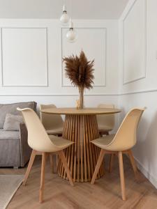 a dining room with a table and chairs at Apartament pod Ratuszem - Kluczbork in Kluczbork