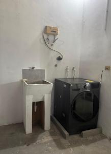 a washing machine and a sink in a room at Casa Yasmin in San Mateo +4 photos