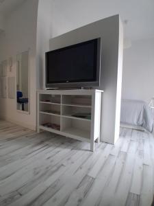 a living room with a television on a white entertainment center at San Atón apartamentos in Badajoz