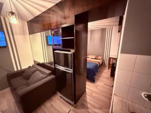 a living room with a couch and a bed at Bicentenario Alem in Villa María