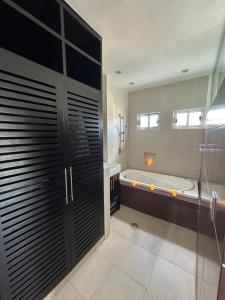 a bathroom with a bath tub and a large mirror at Casa Lujosa, Catemaco, Ubicación Céntrica in Catemaco +21 photos