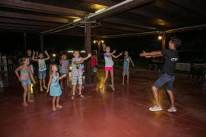 a group of children standing in a dance class at Bungalow Resort Ameglia in Ameglia +53 photos