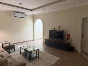 a living room with a couch and a tv at رحاب قريش in Al Masfalah