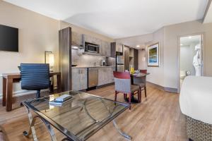 a living room with a table and chairs and a kitchen at Best Western Plus Ottawa City Centre in Ottawa