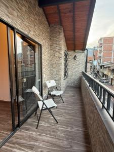 two chairs sitting on the balcony of a building at Nido de Montaña Cabañas in Bello