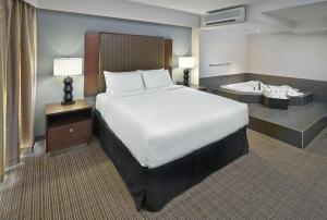 ein Schlafzimmer mit einem großen Bett und ein Badezimmer in der Unterkunft DoubleTree by Hilton Hotel & Conference Centre Regina in Regina + 43 Fotos