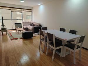 a living room with a white table and chairs at Departamento de lujo 2D Av Arce in La Paz