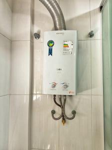 a sign on the wall of a shower in a bathroom at Apê Família | Varanda c/ churrasqueira | Garagem in Ponta Grossa