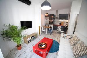 A television and/or entertainment centre at Apartments Madrid Las Letras