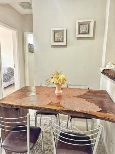 a dining room with a wooden table and chairs at Apê Família | Varanda c/ churrasqueira | Garagem in Ponta Grossa