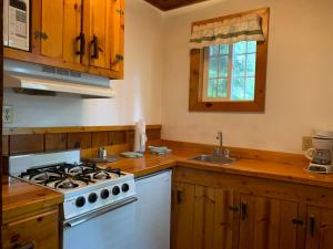 eine Küche mit einem weißen Herd und einer Spüle in der Unterkunft Rustic Cottages in Tahoe Vista