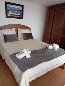 a bedroom with a bed with two towels on it at Vista Pico House in Madalena