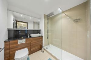 a bathroom with a shower and a toilet and a sink at Stylish long & short stay flat with parking & Wifi sleeps 5 in Maidstone +35 photos