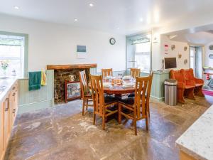 a kitchen and dining room with a table and chairs at Steppe Haugh in Hawes