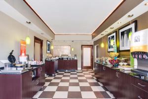 a restaurant with a checkered floor at Hampton Inn Somerset in Somerset