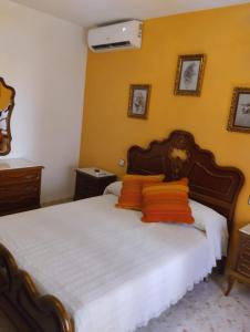 a bedroom with a bed with orange pillows at Casa Vista Hermosa Rute in Rute