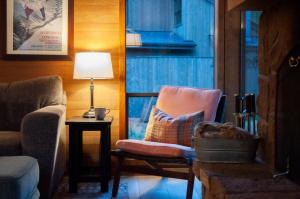 a living room with a chair and a lamp at Glaze Meadow 129 in Redmond
