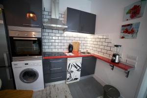 A kitchen or kitchenette at Apartments Madrid Las Letras