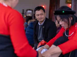 a man and a woman sitting next to each other at Đức Tới Farmstay in Ho Tô