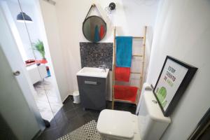 A bathroom at Apartments Madrid Las Letras
