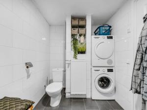 a bathroom with a toilet and a washing machine at Rutershoeske in Veendam +27 photos