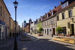 a city street with buildings and a street light at Oficyna Drukarza in Wschowa