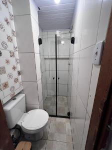 a bathroom with a toilet and a shower at Casa Ametista in Lençóis