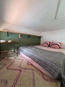 a bedroom with a bed and a table at Casa Ametista in Lençóis