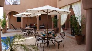 Riad Jardin des Orangers的庭院或其他户外区域