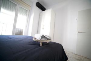 A bed or beds in a room at Apartments Madrid Las Letras