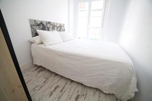 A bed or beds in a room at Apartments Madrid Las Letras