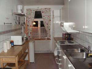 a kitchen with a sink and a window at Munkebergs Stugor & Vandrarhem in Filipstad