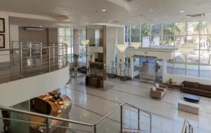 a large lobby with a staircase and a living room at Flat hotel Blue tree no adrianopolis Até 4 pessoas in Manaus +43 photos